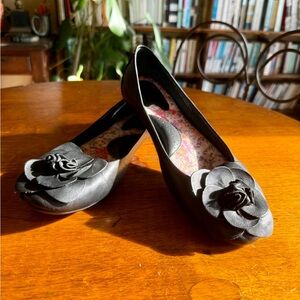Born women’s black leather flower ballet flats size 6.5